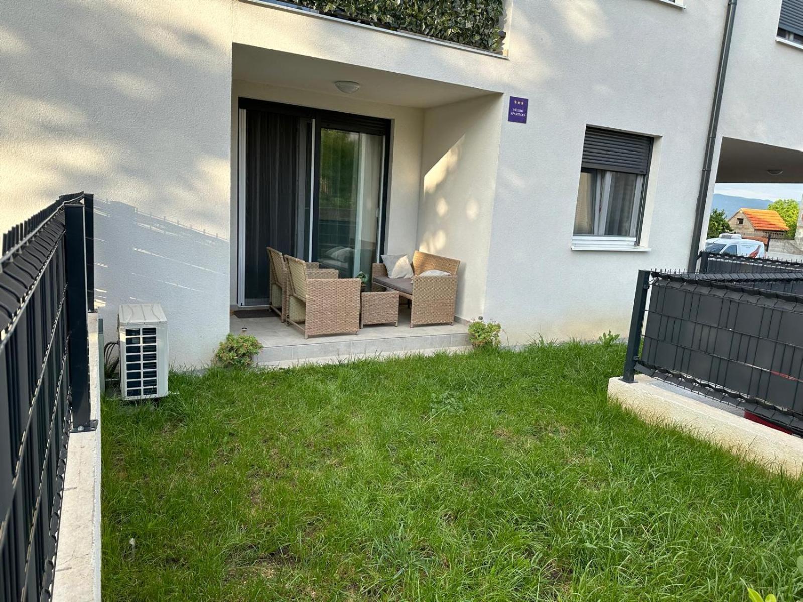 Studio Apartman Apollonia Sinj Exteriör bild